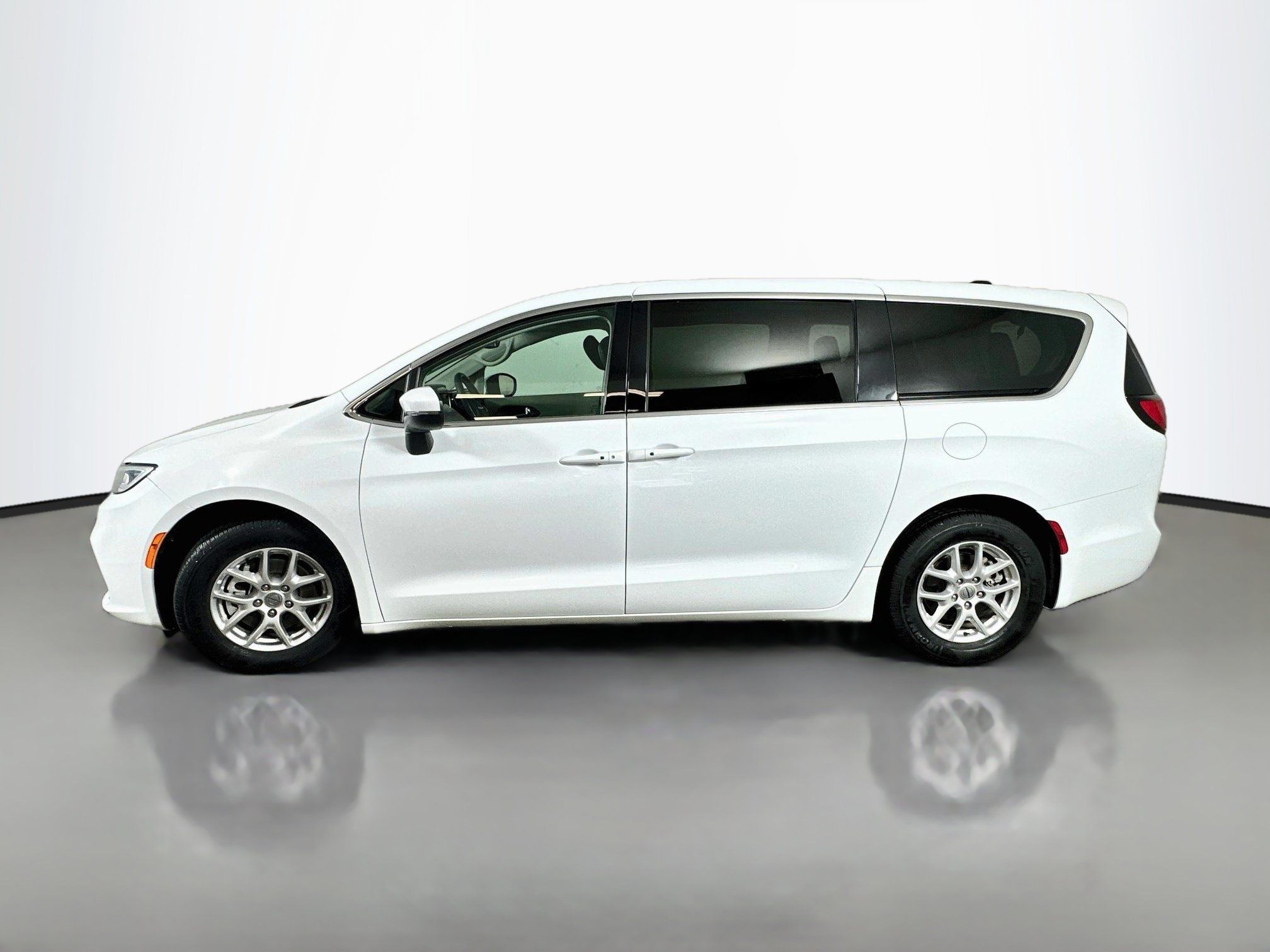 Used 2023 Chrysler Pacifica Touring-L FWD image 4