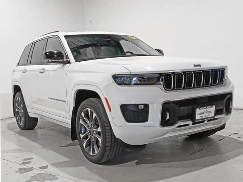 Used 2022 Jeep Grand Cherokee Overland w/ Luxury Tech Group IV AWD/4WD image 35