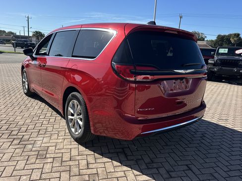 New 2026 Chrysler Pacifica Limited FWD image 9
