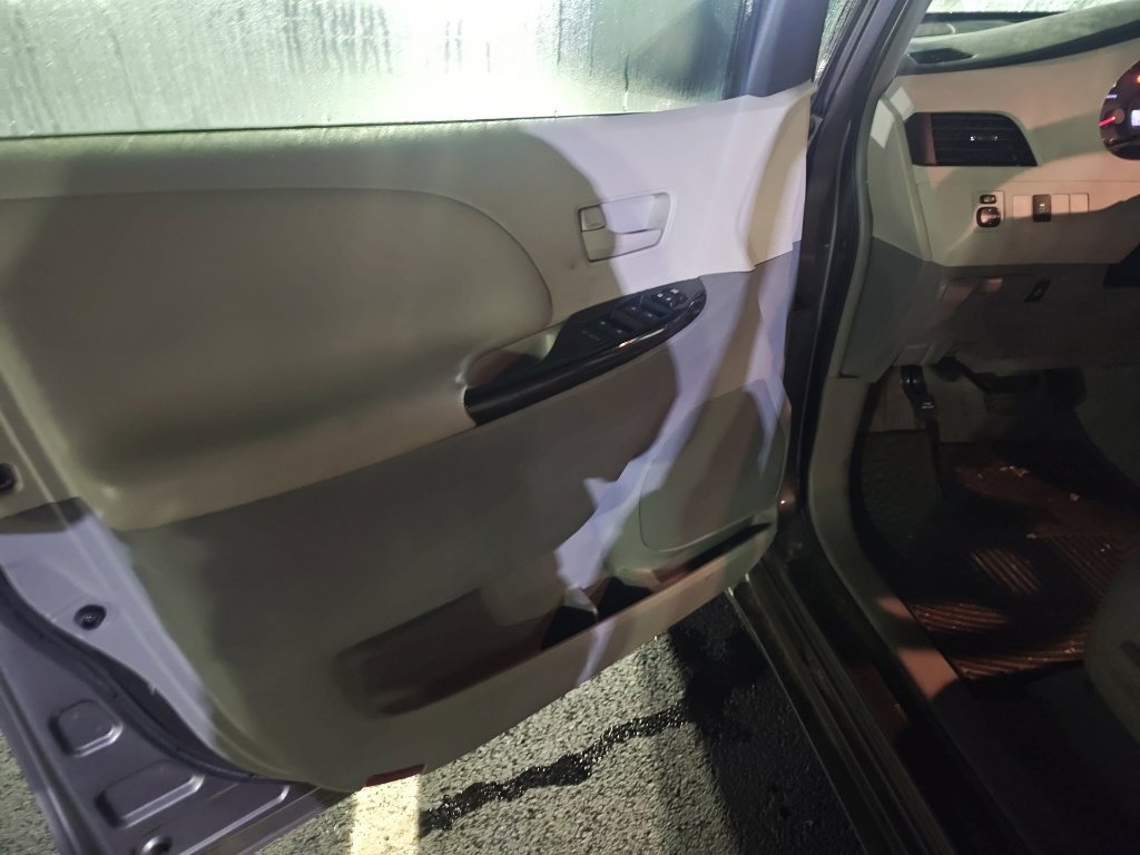 Used 2011 Toyota Sienna LE w/ Towing Pkg AWD/4WD image 7