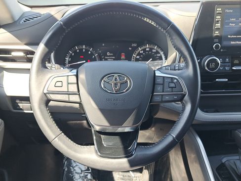 Used 2021 Toyota Highlander XLE AWD/4WD image 18