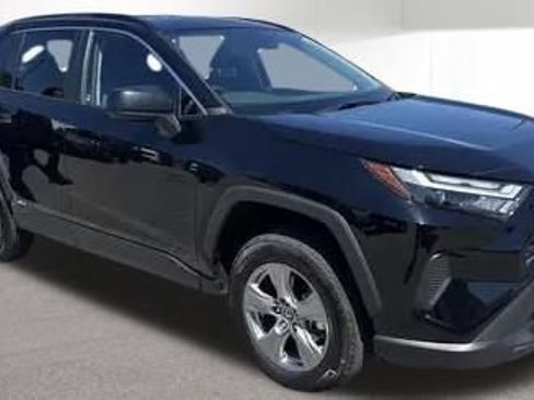 Used 2025 Toyota RAV4 XLE AWD/4WD image 2