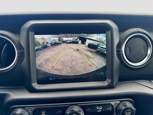 Used 2023 Jeep Wrangler Unlimited Sahara AWD/4WD image 15