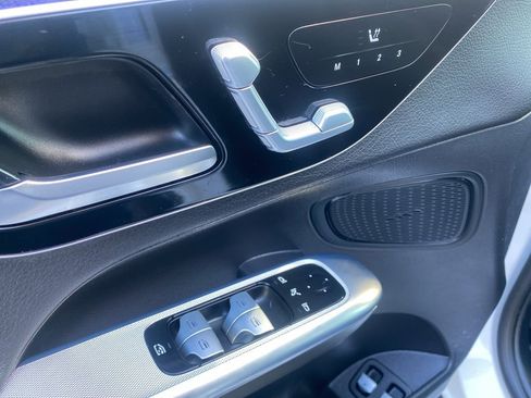 Used 2025 Mercedes-Benz GLC 350e GLC 350e image 12