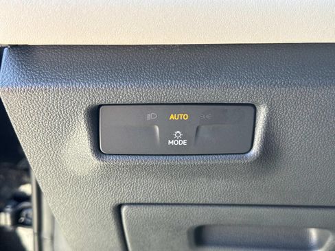Used 2025 Volkswagen Tiguan SE FWD image 20