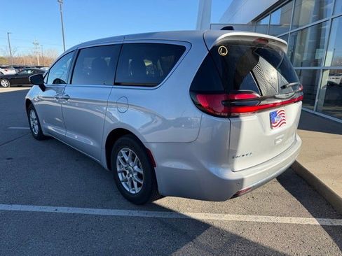Used 2024 Chrysler Pacifica Touring-L image 3