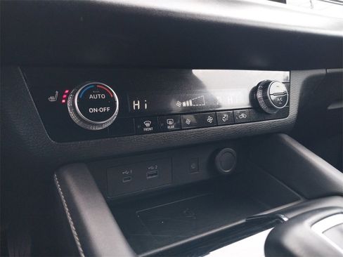 Used 2024 Mitsubishi Outlander SE image 17