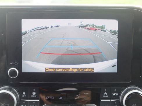 Used 2024 Toyota Highlander XLE AWD/4WD image 7