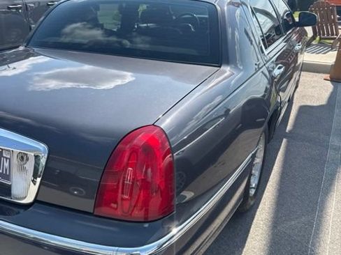 Used 1998 Lincoln Town Car Signature RWD image 17