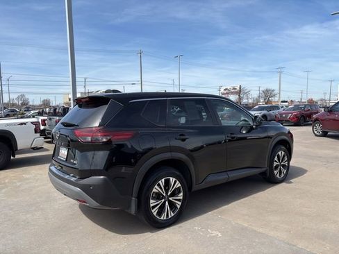 Used 2022 Nissan Rogue SV image 3