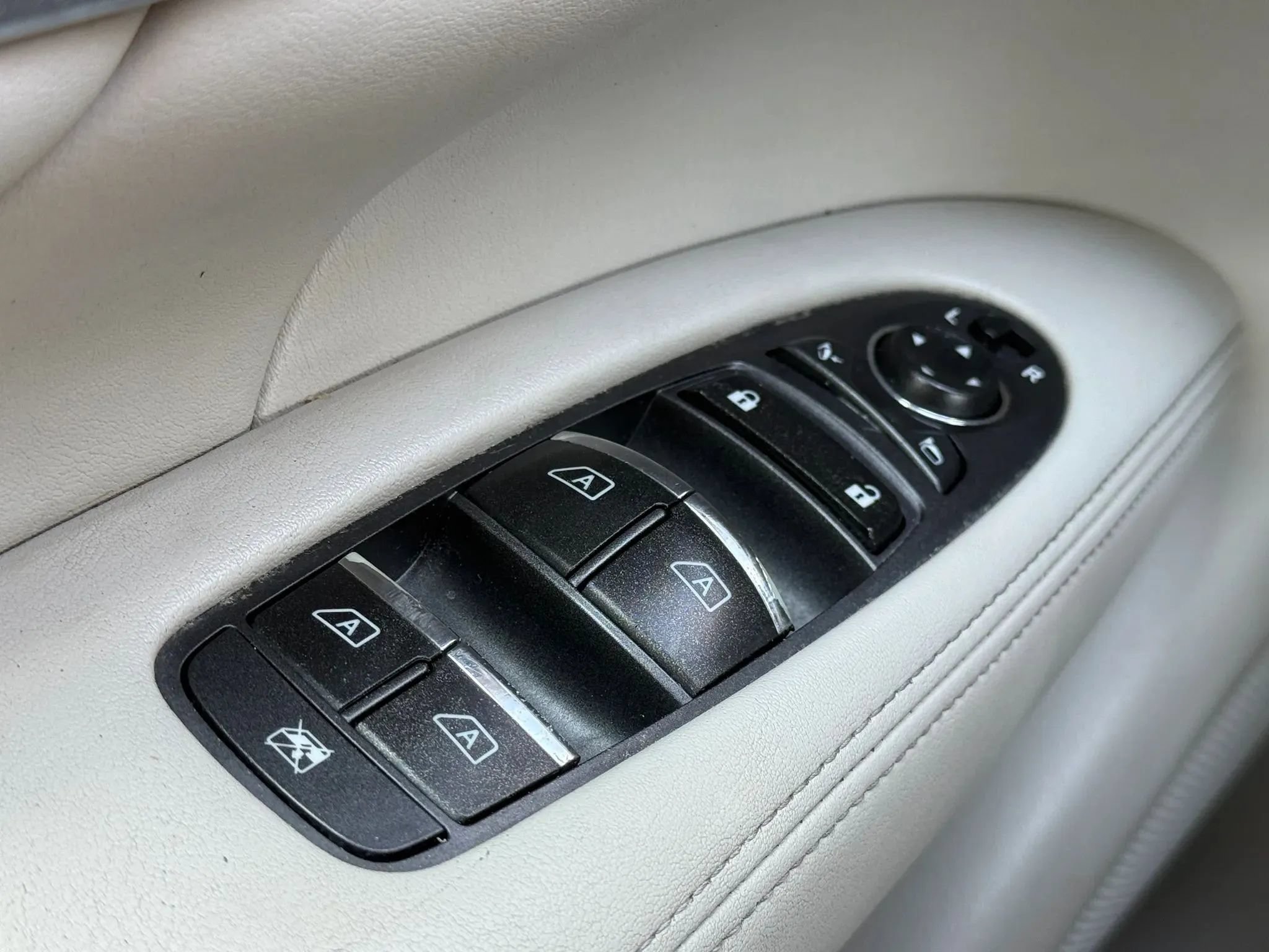 Used 2011 INFINITI M37 w/ Deluxe Touring Pkg RWD image 24
