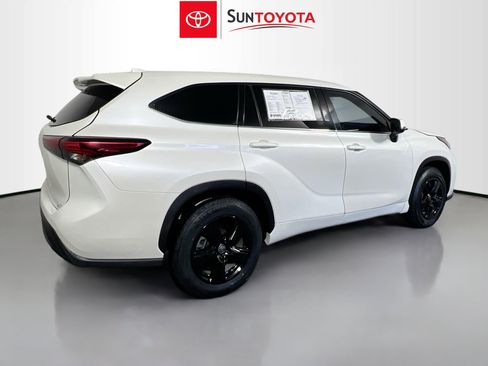 Used 2021 Toyota Highlander LE image 4