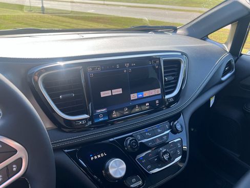 New 2026 Chrysler Pacifica Select image 23