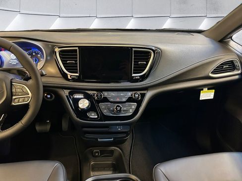 New 2026 Chrysler Pacifica Select image 10