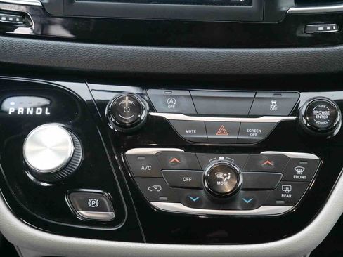 Used 2020 Chrysler Voyager LX image 8