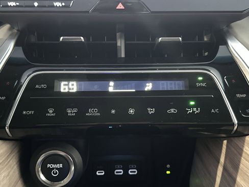 Used 2024 Toyota Venza XLE image 16