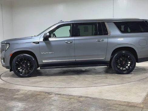 Used 2022 GMC Yukon XL SLT w/ SLT Luxury Package image 5