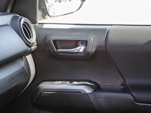 Used 2017 Toyota Tacoma TRD Sport AWD/4WD image 21
