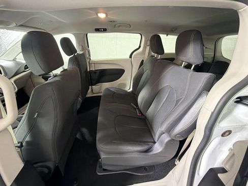 Used 2019 Chrysler Pacifica L image 21