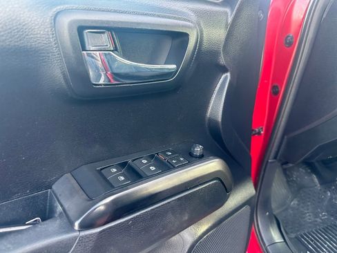 Used 2019 Toyota Tacoma TRD Sport image 12