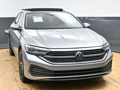 Used 2023 Volkswagen Jetta SE w/ Panoramic Sunroof Package image 4