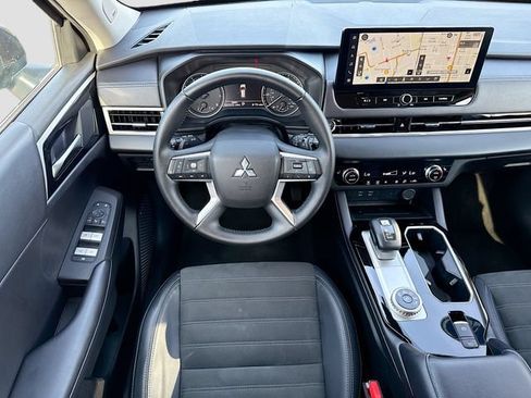 Used 2025 Mitsubishi Outlander SE FWD image 23