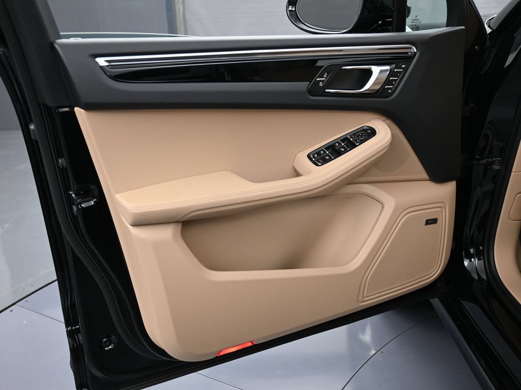 Certified 2026 Porsche Macan AWD/4WD image 15