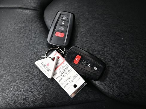 Used 2023 Toyota Highlander XLE AWD/4WD image 31