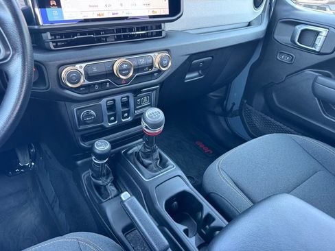 Used 2025 Jeep Wrangler Sport AWD/4WD image 27