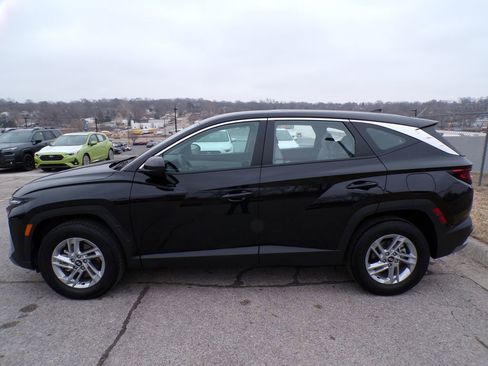 Used 2025 Hyundai Tucson SE image 2