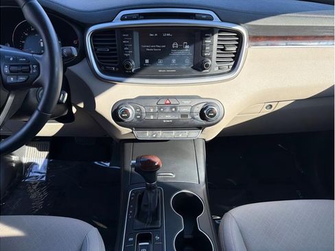 Used 2018 Kia Sorento LX Sport Utility 4D image 17
