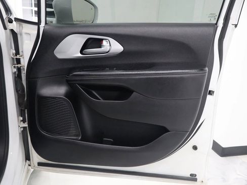 Used 2018 Chrysler Pacifica Touring-L Plus w/ Advanced Safetytec Group FWD image 22