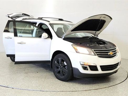 Used 2017 Chevrolet Traverse LT w/ Style and Technology Package FWD image 9