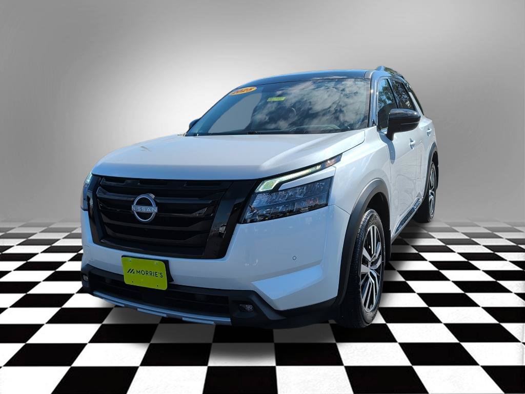 Used 2025 Nissan Pathfinder Platinum w/ Black Appearance Package AWD/4WD image 3