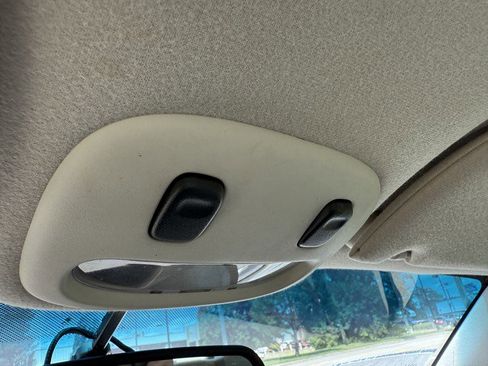 Used 2001 Lincoln Town Car Cartier image 38