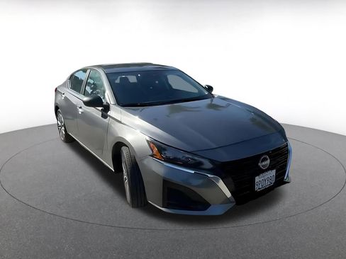 Used 2025 Nissan Altima 2.5 SV image 2