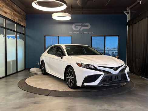 Used 2022 Toyota Camry SE FWD image 1