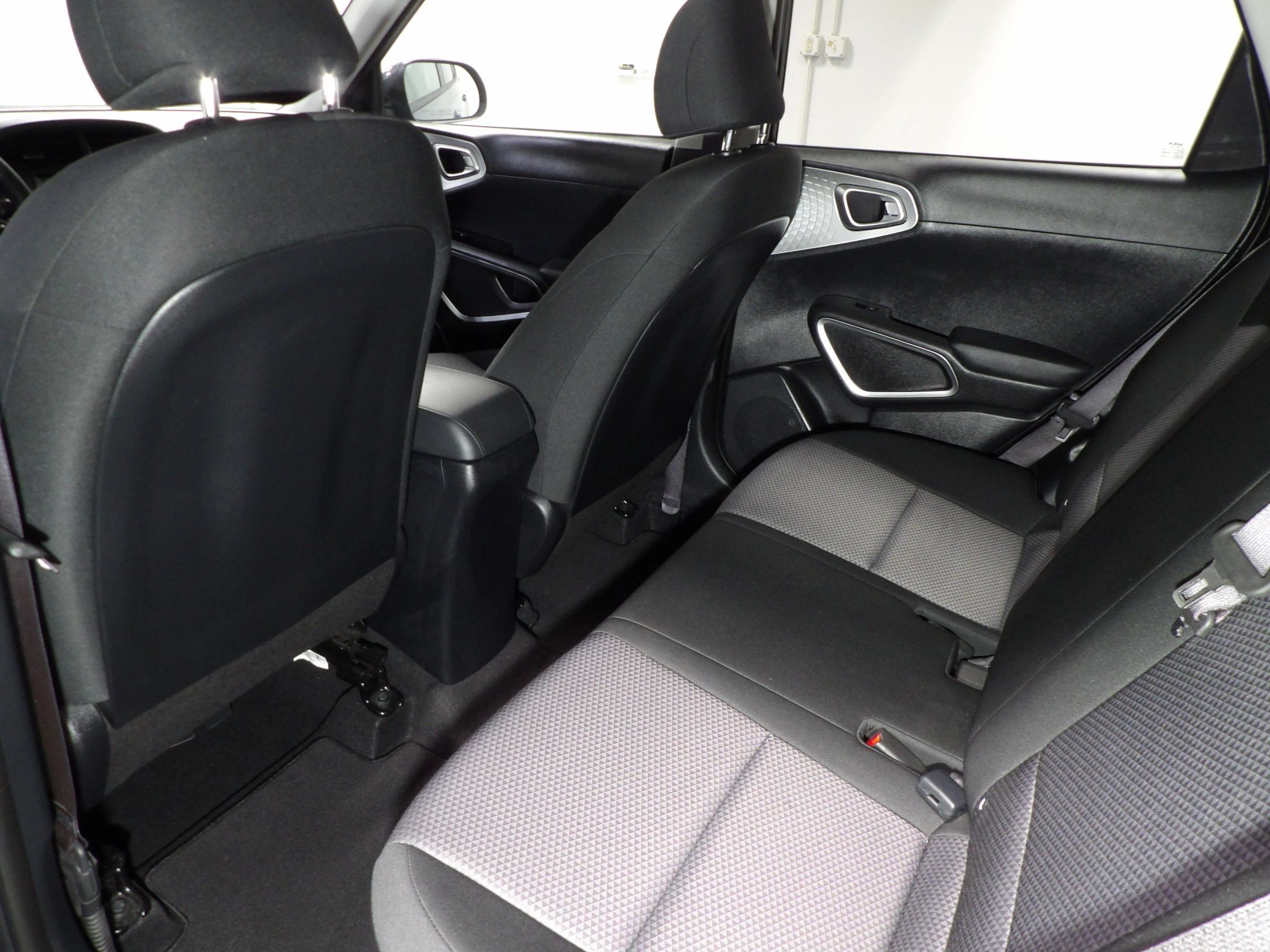 Used 2025 Kia Soul LX FWD image 9