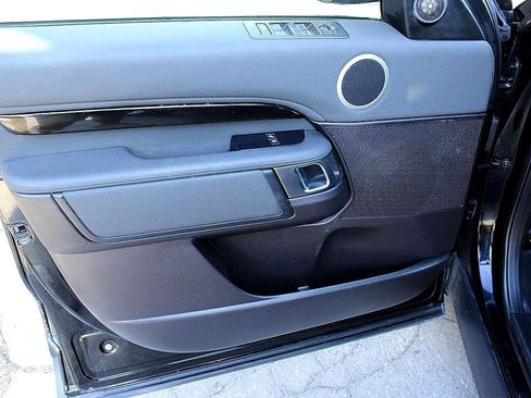 Used 2018 Land Rover Discovery SE image 3