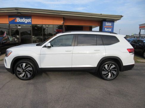 Used 2025 Volkswagen Atlas SE image 2