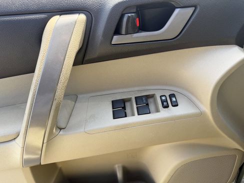 Used 2010 Toyota Highlander SE image 29