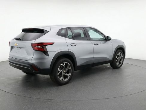 Used 2025 Chevrolet Trax LT w/ LT Convenience Package image 9