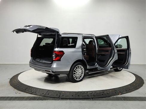 Used 2024 Ford Expedition Limited image 15