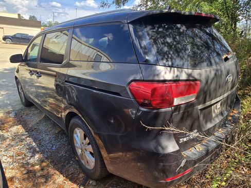 Used 2016 Kia Sedona LX image 2