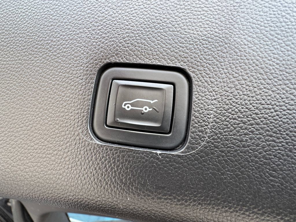 Used 2021 Chevrolet Traverse RS AWD/4WD image 38