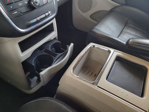 Used 2016 Chrysler Town & Country Touring image 26