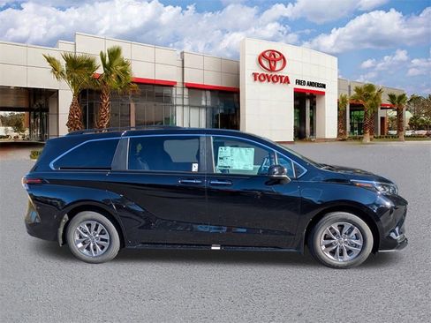New 2026 Toyota Sienna XLE image 4