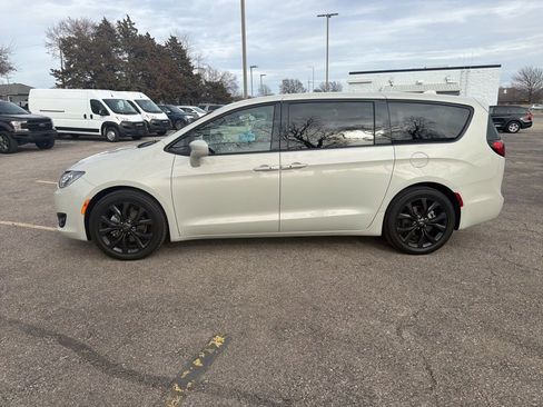 Used 2020 Chrysler Pacifica Touring w/ S Appearance Package image 3