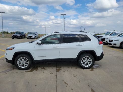 Used 2018 Jeep Cherokee Latitude Plus w/ Cold Weather Group AWD/4WD image 5