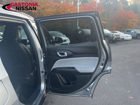 Used 2024 Jeep Compass Latitude image 27